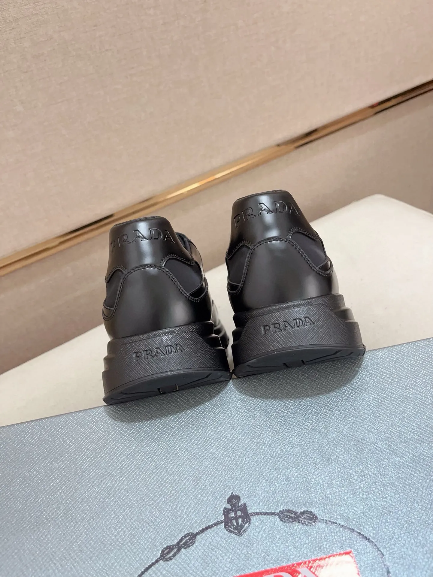 Men's Men's Shoes 💰 580💰 ✔️✔️✔️High-quality new PRADA (Prada) counters are launched simultaneously. The new men's shoes and 😘fabric are made of selected first-layer cowhide and technological glue-spraying technology. Lining: Full cowhide lining. 👍🏿High-end☄️Open-molded non-slip rubber outsole, exquisite lines, simple and elegant, comfortable and high-end for leisure travel. Code number: 38 to 44 (can be customized to 45, non-refundable!